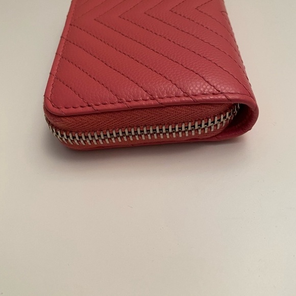 100% Authentic Chanel chevron zip card case - Picture 9 of 16
